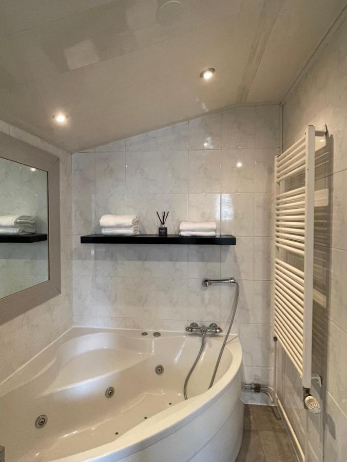 Gezellige Knusse Studio Met Bubbelbad Huizen Dış mekan fotoğraf